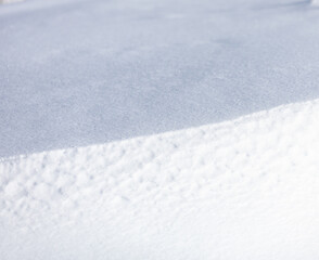 Obraz premium A snow covered surface with a white object in the middle