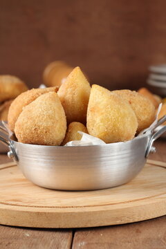 coxinhas e risoles, salgados crocantes tipicos brasileiros