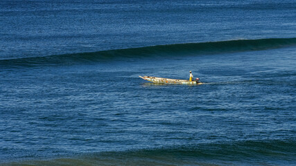 Pirogue de pêche se dirigeant vers le latge © PPJ