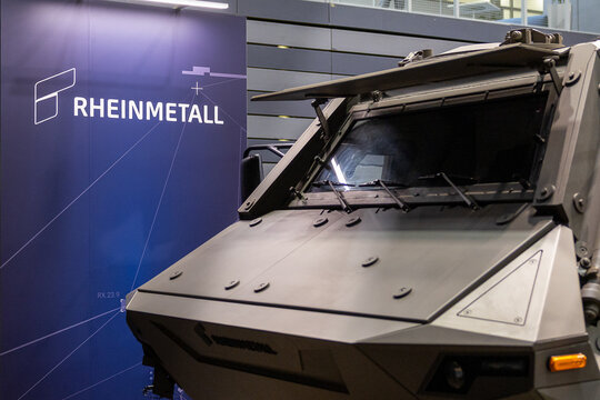 Am Messestand von Rheinmetall ist das gepanzerte Fahrzeug Fuchs JAGM ausgestellt. 
