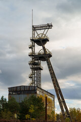 dźwig do kopalni , wieża z kołami © rob
