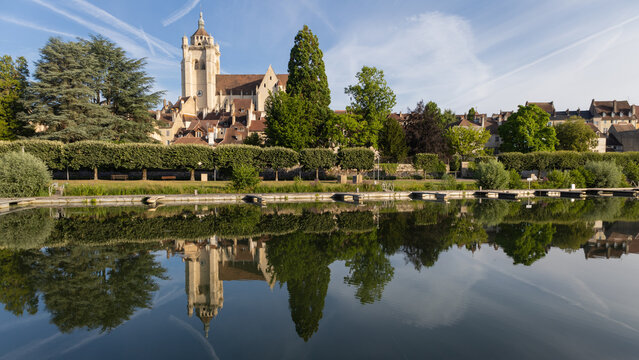 Dole ou la petite Venise du Jura est une ville class&eacute;e Ville d'Art et d'Histoire, patrie de Pasteur le long du doubs et de l'eurovelo 6 et du canal des Tanneurs et celui du rhin au rh&ocirc;ne