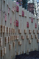 Detal nowoczesnej konstrukcji z drewna na placu zabaw, modułowa ściana wspinaczkowa lub dekoracyjna. © bilcka