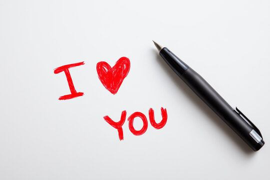I love you&ldquo; Schriftzug mit rotem Herz als Illustration im Patch- und Aufn&auml;her-Stil. Minimalistisches Design auf hellem Hintergrund &ndash; Symbol f&uuml;r Liebe, Valentinstag und Romantik.
