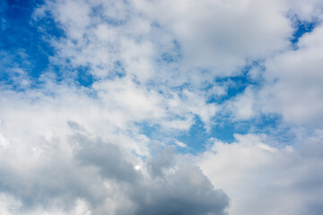Obraz premium Dramatic Cloud Formation in Vibrant Blue Sky