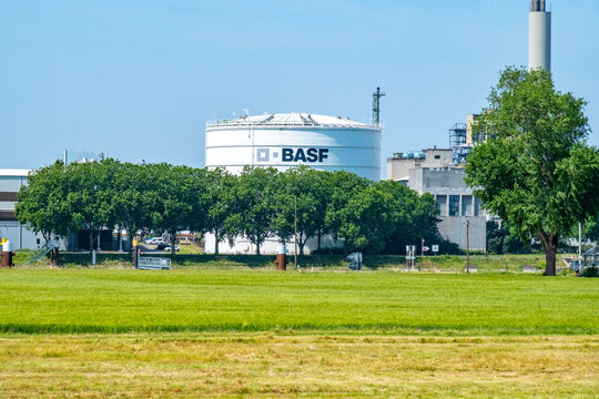 Large BASF tank in industrial zone, chemical storage tank in Ludwigshafen, production infrastructure, European industrial facility, large white silo, green trees, German manufacturer