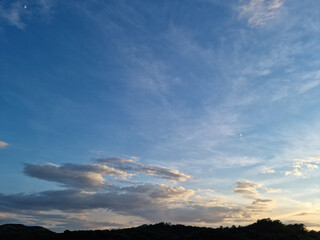 Obraz premium cloud and vanilla sky background with dark mountain silhouette