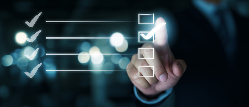 Interface de checklist sendo marcada simbolizando cumprimento de metas, organiza&ccedil;&atilde;o e gest&atilde;o eficiente de tarefas