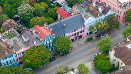 Naklejka premium Aerial view of historical landmark Rainbow Row colorful houses in Charleston, South Carolina cityscape landscape throughout the lowcountry neighborhood and region