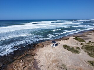vista aerea de playa tranquila en la costa del mar argentino