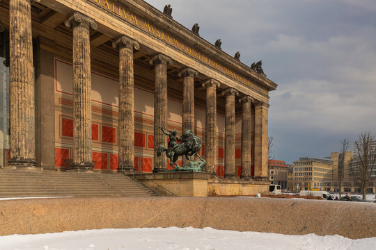 Das Alte Museum auf der Museumsinsel in Berlin bei winterlichem Wetter