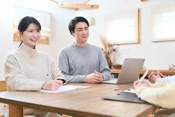 Obraz premium 将来について話し合うアジア人の家族