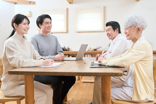 将来について話し合うアジア人の家族