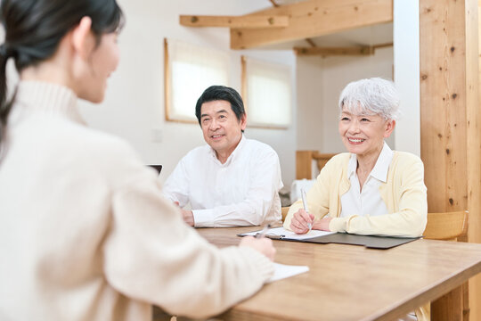 将来について話し合うアジア人の家族