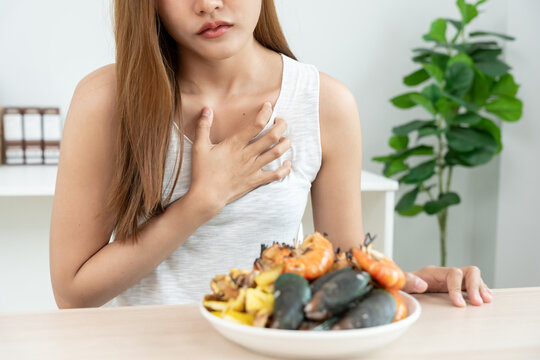 food allergies, women have reactions itching and redness after eating shrimp, seafood allergy, itching, rash, abdominal pain, diarrhea, chest tightness, unconsciousness, death, severe avoid allergies