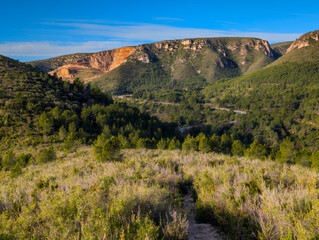 Obraz premium Carretera de montaña con una cantera al fondo