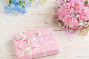 ピンクのカーネーションの花束とプレゼント