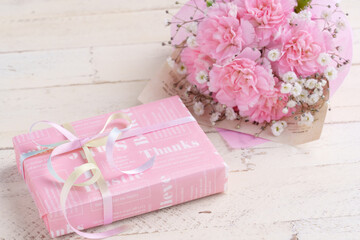 ピンクのカーネーションの花束とプレゼント