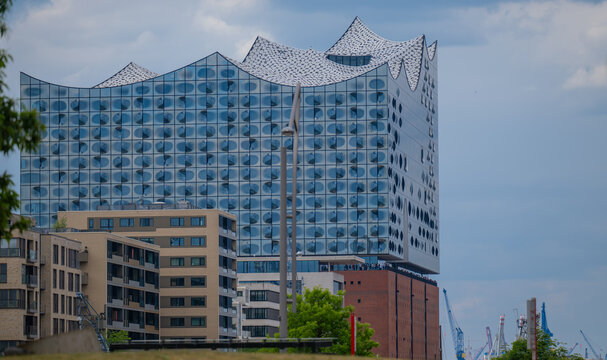 Hamburg, Deutschland &ndash; 10. Januar 2026: Blick auf Hamburgs Wahrzeichen, die Elbphilharmonie &ndash; Elphi