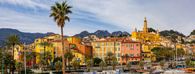 Naklejka premium Panorama de la vieille ville de Menton sur la côte d'Azur en France