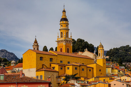 Vue de la Basilique Saint-Michel Archange de Menton sur la c&ocirc;te d'Azur en France