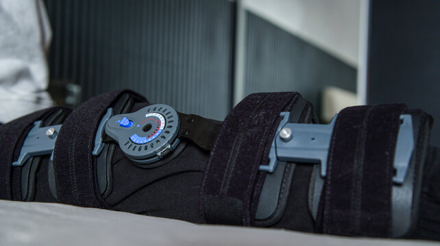 Advanced knee brace with adjustable hinge for rehabilitation and support