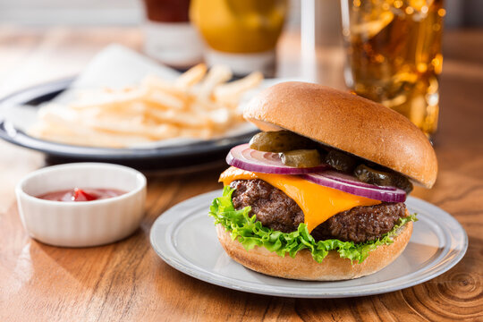 店内テーブルのチーズバーガーとフライドポテトのランチ