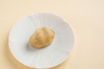 季節の和菓子「麦手餅」