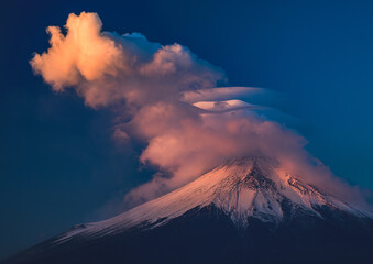 忍野村から富士山と雲