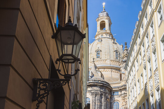 Blick durch die Gassen der Altstadt Dresdens auf die Fauenkirche am Morgen