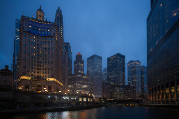 Obraz premium Foggy Night by Chicago River Walk Downtown 