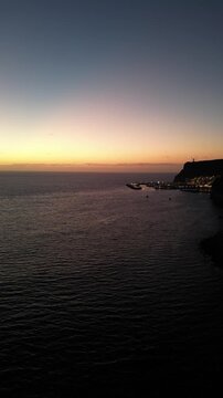 Taurito - Gran Canaria - Wyspy Kanaryjskie - Hiszpania - piękna plaża, zach&oacute;d słońca na d oceanem nagrane dronem