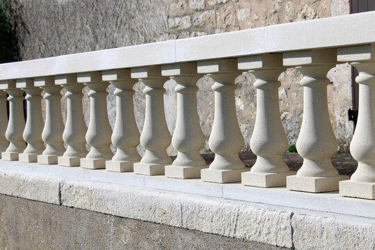 Balustrade, balustre en pierre reconstitu&eacute;e blanche