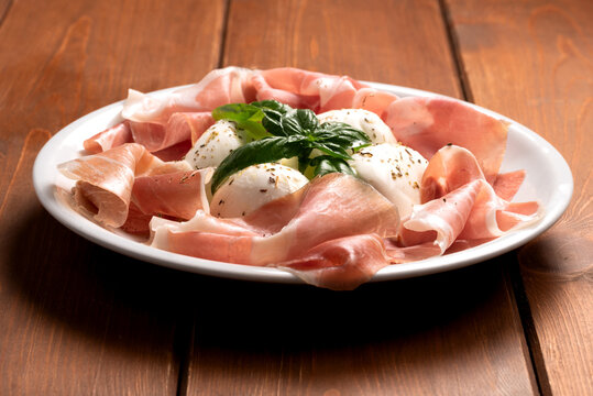 Piatto di culatello e mozzarella fresca, antipasti tipici italiani 