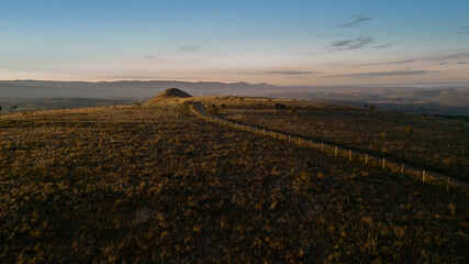 Caminho/Estrada de Terra no alto da montanha com vista a&eacute;rea