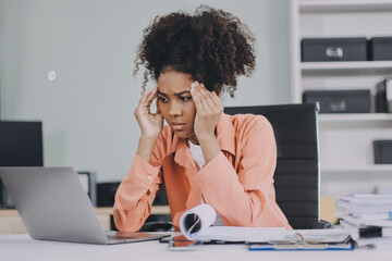 Obraz premium Businesswoman get stressed and headache while having a problem at work in office