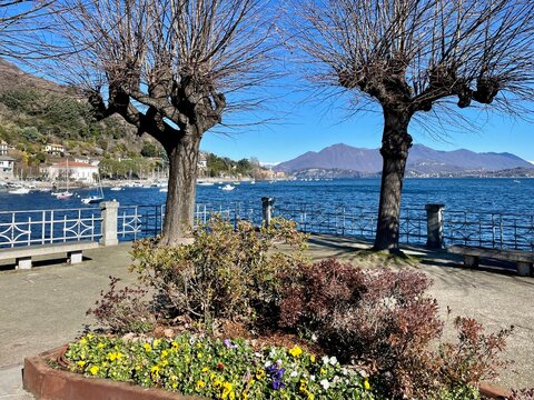 Lesa, la luce invernale sul Lago Maggiore, Piemonte, Italia