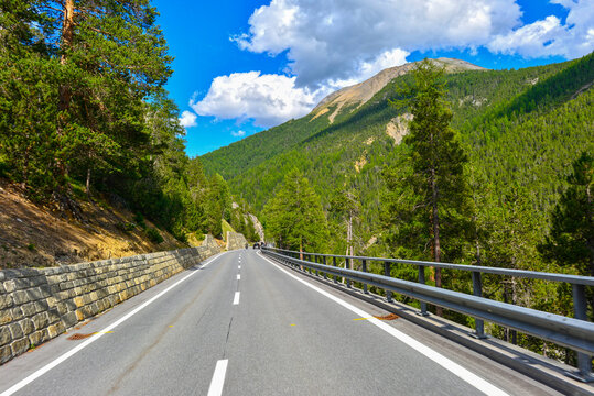 Die Hauptstrasse 28 zwischen Zernez und dem Ofenpass in Fahrtrichtung Val M&uuml;stair, Graub&uuml;nden (Schweiz)
