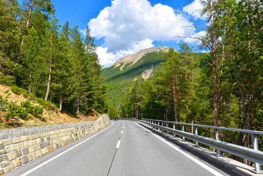 Die Hauptstrasse 28 zwischen Zernez und dem Ofenpass in Fahrtrichtung Val M&uuml;stair, Graub&uuml;nden (Schweiz)