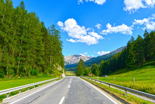 Die Hauptstrasse 28 nach dem Ofenpass bei Tschierv Fahrtrichtung Val M&uuml;stair, Graub&uuml;nden (Schweiz)