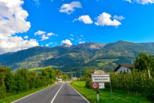 Ortseinfahrt von Prad am Stilfserjoch (Prato allo Stelvio) in S&uuml;dtirol, Italien