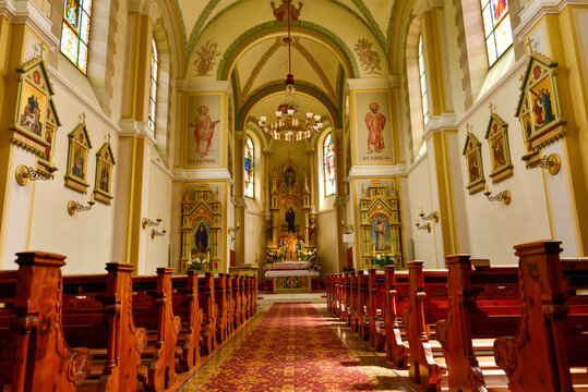 Innenansicht der neuen Pfarrkirche Sulden (Solda) in S&uuml;dtirol, Italien	