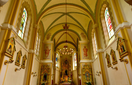 Innenansicht der neuen Pfarrkirche Sulden (Solda) in S&uuml;dtirol, Italien	