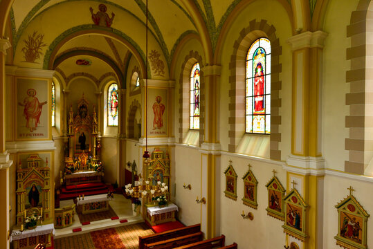 Innenansicht der neuen Pfarrkirche Sulden (Solda) in S&uuml;dtirol, Italien	