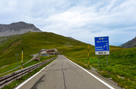 Die Stilfser Joch Passstra&szlig;e im Vinschgau in S&uuml;dtirol	