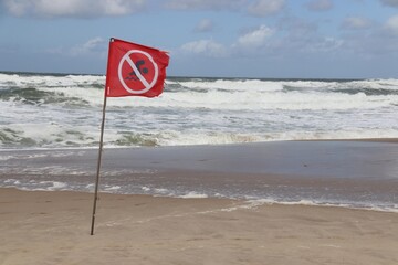 Rote Flagge am Strand, absolutes Badeverbot, Nordsee