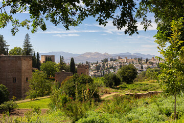 Fototapeta premium Granada, Spain August 19, 2025. Beautiful view of the Alhambra, palace and fortress complex located in Granada, Spain, summer garden. Andalusia