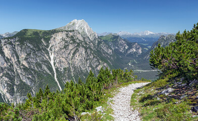 Obraz premium Monte Piana is a historic mountain plateau located in the heart of the Dolomites in northern Italy. Rising to 2,324 meters, it lies between Cortina d'Ampezzo and Dobbiaco, offering breathtaking panora