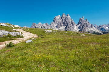 Fototapeta premium Monte Piana is a historic mountain plateau located in the heart of the Dolomites in northern Italy. Rising to 2,324 meters, it lies between Cortina d'Ampezzo and Dobbiaco, offering breathtaking panora