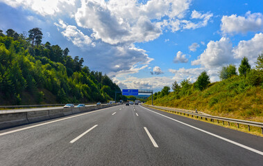 Fototapeta premium A3 in Fahrtrichtung Norden vor Ausfahrt Bessenbach/Waldaschaff in Bayern 